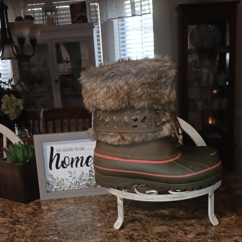 Khombu Nola Faux Fur Waterproof Winter Boots Size 7M